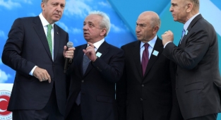 AKP'den Yandaş Şirketler İçin Sansür Yasası: Şirketler Aleyhine Haber Yapan Gazeteci 'Şöhrete Zarar'la Suçlanabilecek