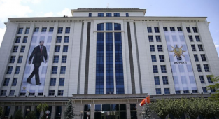 AKP Genel Merkezi'nde Çalışan Çaycı 3 Vatandaşı İş Vaadiyle Dolandırdı