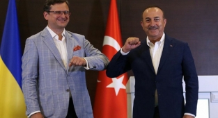 AKP'li Bakan Çavuşoğlu, Ukrayna Dışişleri Bakanı Kuleba İle Görüştü