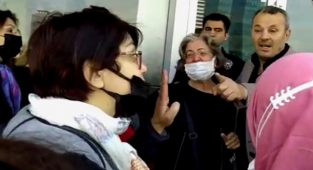 AKP'li Yönetici, Depremzedelere 'Yalandan Bağırıyor, Şovmenlik Yapıyorsunuz' Dedi