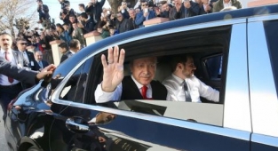 AKP'nin Seçim Kanununda Erdoğan'a Yasak Yok: Seçim Gününe Kadar Propaganda Yapıp Devlet İmkanlarını Kullanabilecek