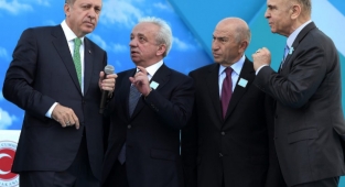 AKP Sansür Yasasında Geri Adım Attı: Şirketler Hakkında Haber Yapan Gazeteciler Cezalandırılmayacak