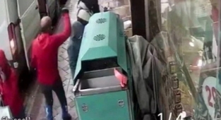 Alışveriş Yapan Annesini Bekleyen 9 Yaşındaki Çocuğa Yumruklu Saldırı
