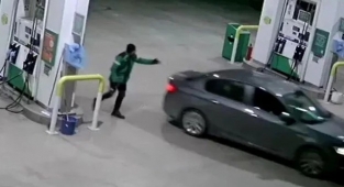 Benzinliğe Sahte Plakayla Gelip Depoyu Doldurup Kaçtı