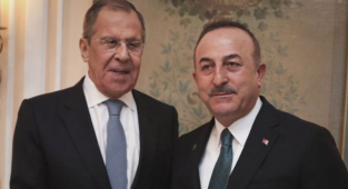 Çavuşoğlu Moskova'da: Krizin Barışçıl Çözümü İçin Çaba Sarf Edeceğiz