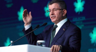 Davutoğlu'ndan Adana Manifestosu: Soylu Görünüşte Cumhurbaşkanı'na, Esasta Bahçeli'ye Bağlıdır