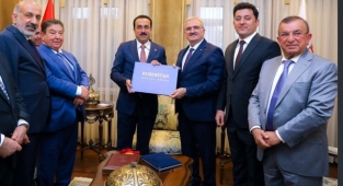 Diyarbakır Valisi, Erbil Valisi İle 'Kürdistan' Pozu Verdi
