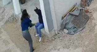 Eşiyle Kavga Eden Kadın, Kocasına Kaldırım Taşı ve Sandalye Fırlattı