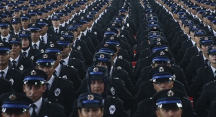 Fetullahçıların Yolu mu Açılıyor: Polis Adaylarının Eşlerinin 1 Yıldan Fazla Hapis Cezası Olmaması Şartı Anayasal Suçlar Dahil Kaldırıldı