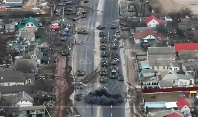 Bayraktar TB-2, Kiev'e Yaklaşan Rus Zırhlı Konvoyunu Pusuya Düşürdü