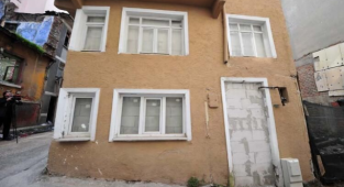 Hırsızlardan Usanıp Pencerelerine ve Kapısına Duvar Ördü
