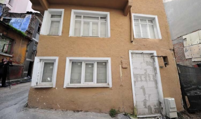 Hırsızlardan Usanıp Pencerelerine ve Kapısına Duvar Ördü