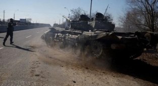 İşgalci Rus Askeri Ödül Karşılığında Tankıyla Beraber Ukrayna'ya Teslim Oldu