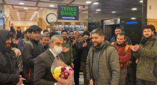 İslamcı Gençler El Ele Oturan Çifti Ayıran Kafe İşletmecisine Çiçek Götürdü: 'Siz Kötülüğe Engel Oldunuz'