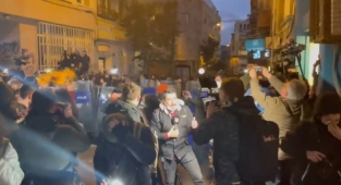 İstanbul'da Feminist Gece Yürüyüşüne Biber Gazlı Müdahale