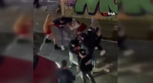 Kadıköy'de İki Kız Grubu Birbirine Girdi