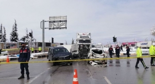 Kontrolden Çıkan TIR, Kırmızı Işıkta Bekleyen 5 Araca Çarptı