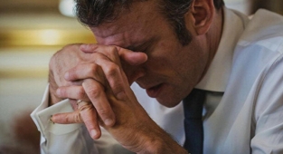 Macron'un Mitinginde Sorular Seçmenlere Önceden Dağıtıldı