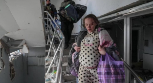 Mariupol'de Bombalanan Hastaneden Kurtulan Ukraynalı Kadın Anne Oldu