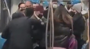 Marmaray'da Sarılarak Oturan Çifte Şehir Eşkıyası Saldırdı