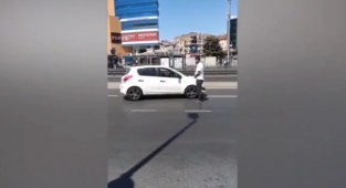 Mürteci Meczup E-5'in Ortasında Namaz Kıldı: 'Kıblen Yanlış Denyo'