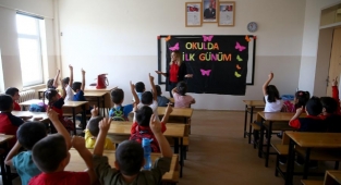 Ortaokul Müdürü, Kız ve Erkek Öğrencilerin Yan Yana Oturtulmaması İçin Talimat Gönderdi