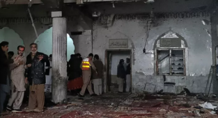 Pakistan'da Camiye Bombalı Saldırı: Onlarca Ölü ve Yaralı