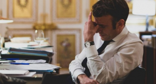 Putin'le Görüşmesi Sonrası Macron'un Verdiği Pozlar Servis Edildi: Oscarlık Performans