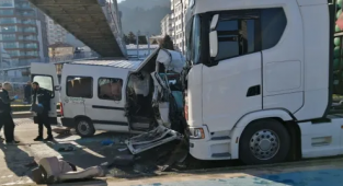 Rize'de Öğrenci Servisi Tıra Çarptı: 1 Ölü, 13 Yaralı