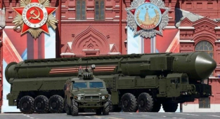 Rus Milletvekilinden 'Azerbaycan'a Nükleer Füze Atalım mı?' Anketi