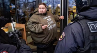 Rus Ressam Safronov'un Oğlu Kendisini McDonald's'ın Kapısına Kelepçeledi