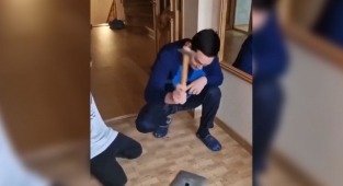 Rusya'dan Tanıdık Eylem: Rus Vatandaşları Apple Ürünlerini Kırdı