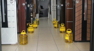 Stokçulara Kızan Vatandaş Çelik Kapı Alana 5 Litre Yağ Kampanyası Başlattı
