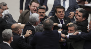 TBMM'de MHP'li ve CHP'li Vekiller Yumruklaştı
