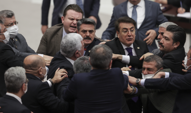 TBMM'de MHP'li ve CHP'li Vekiller Yumruklaştı