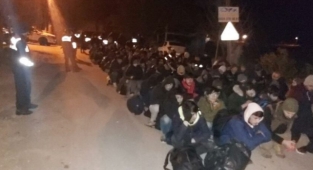 Urla'da Bir Kamyonda 152 Kaçak Göçmen Yakalandı