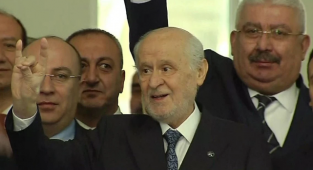 'Yaşıtlarının Saatlerce Kuyrukta Beklemesi Bahçeli'nin Hiç mi Zoruna Gitmedi?'