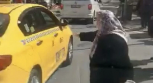 Yaşlı Bir Kadın Taksiciye Yalvardı: Taksi Ne Olur Beni Al