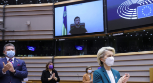 Zelenskiy'in Avrupa Parlamentosu'ndaki Konuşması Ayakta Alkışlandı