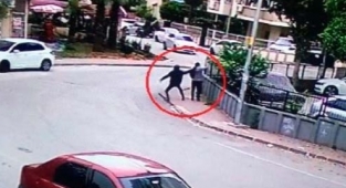 Adana'da Evine Giden Kadını Gasp Ettiler 