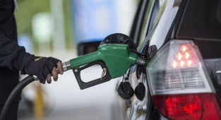 AKP'den İyi Bayramlar Mesajı: Benzine Zam