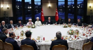 AKP'li Cumhurbaşkanı Erdoğan, Dini Azınlık Temsilcileriyle İftar Yaptı
