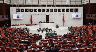AKP'li Vekiller Seçim Kanunu Görüşmeleri Esnasında Maç İzledi