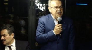 AKP MKYK Üyesi Mikrofonun Açık Olduğunu Unutup AKP'li Belediye Başkanına 'Dangalak' Dedi