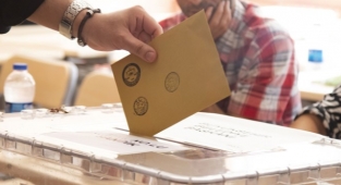 AKP'nin Anketlerine Göre AKP yüzde 35-36'nın Altına Düşmüyor