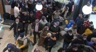 Ankara'da Ucuzluk İzdihamı: Birbirlerini Ezdiler