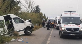 Antalya'da Turistlerin Bulunduğu Minibüs Devrildi: 12 Yaralı