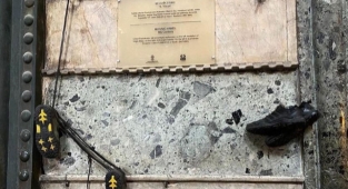 Ayasofya'ya Ayakkabılarını Astılar