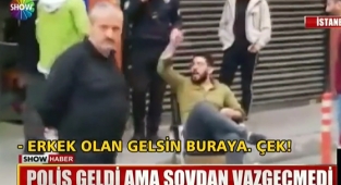 Bağcılar'da Bir Suriyeli Yolun Ortasına Sandalye Koyup Polisi ve Mahalleliyi Tehdit Etti: Erkek Olan Gelsin