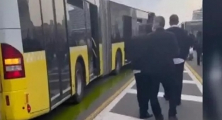 Beylikdüzü'nde İki Metrobüs Çarpıştı